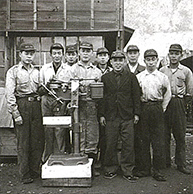 「三木プーリ無段変速機」を製造した工場員たちの写真