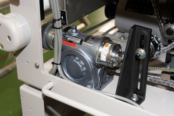 三木プーリの電磁クラッチ・ブレーキ一体型減速機CBW使用例（日本ポリスターの逆ピロー包装機に組み込まれ包装工程の駆動制御を行う装置）